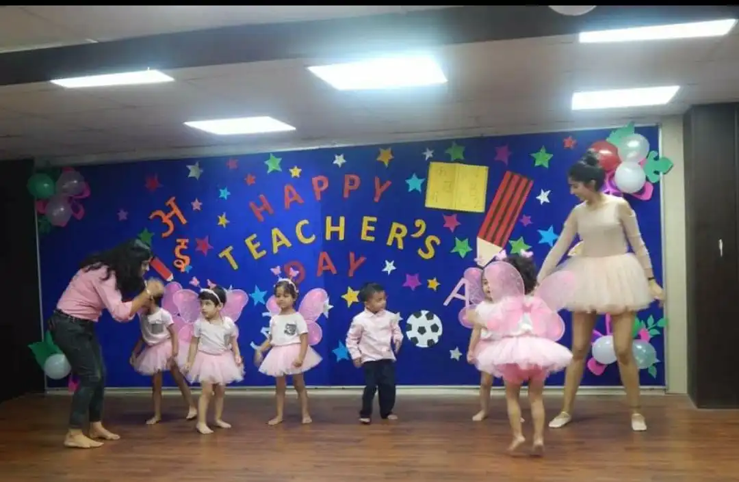 Mrs  Aishwarya Singh from Kingston University, London, UK, teaching dance to the students